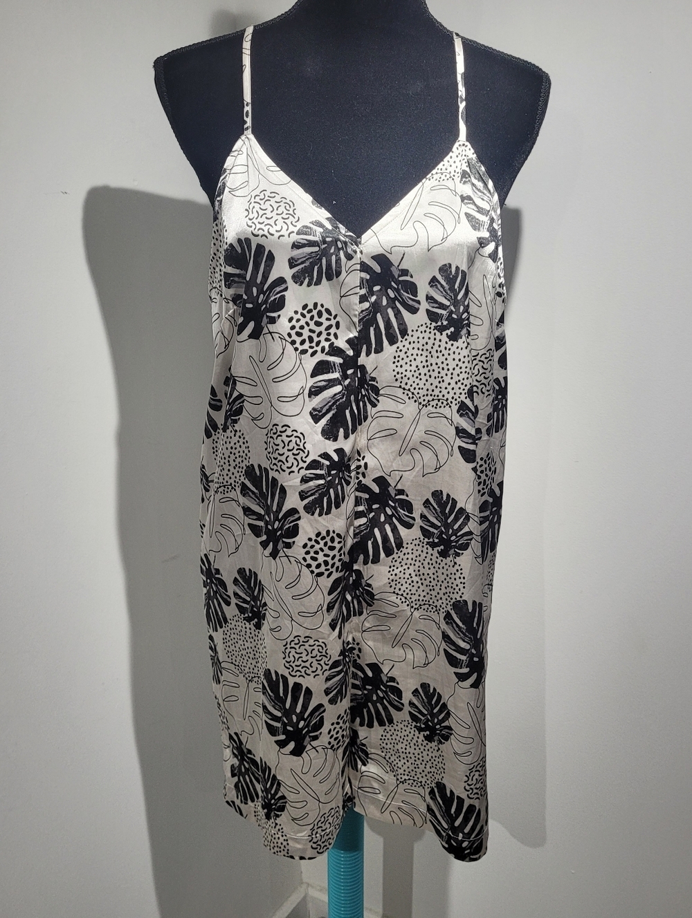 Tahari Women's Satin Hawaiian Floral Print Halter Neck Romper Medium Black White